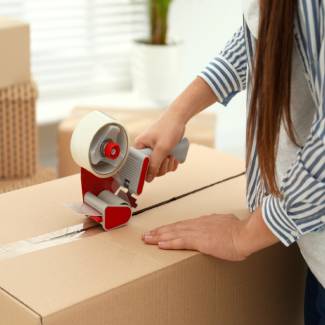 Sipariş karşılama hattında paketleme bandı karşılaştırması